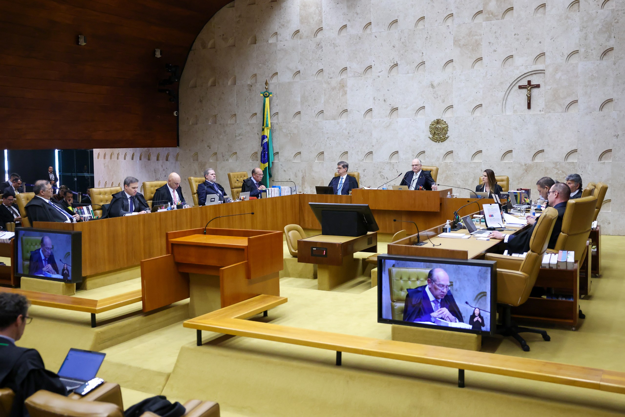 Ministros do Supremo Tribunal Federal durante sessão plenária em Brasília.