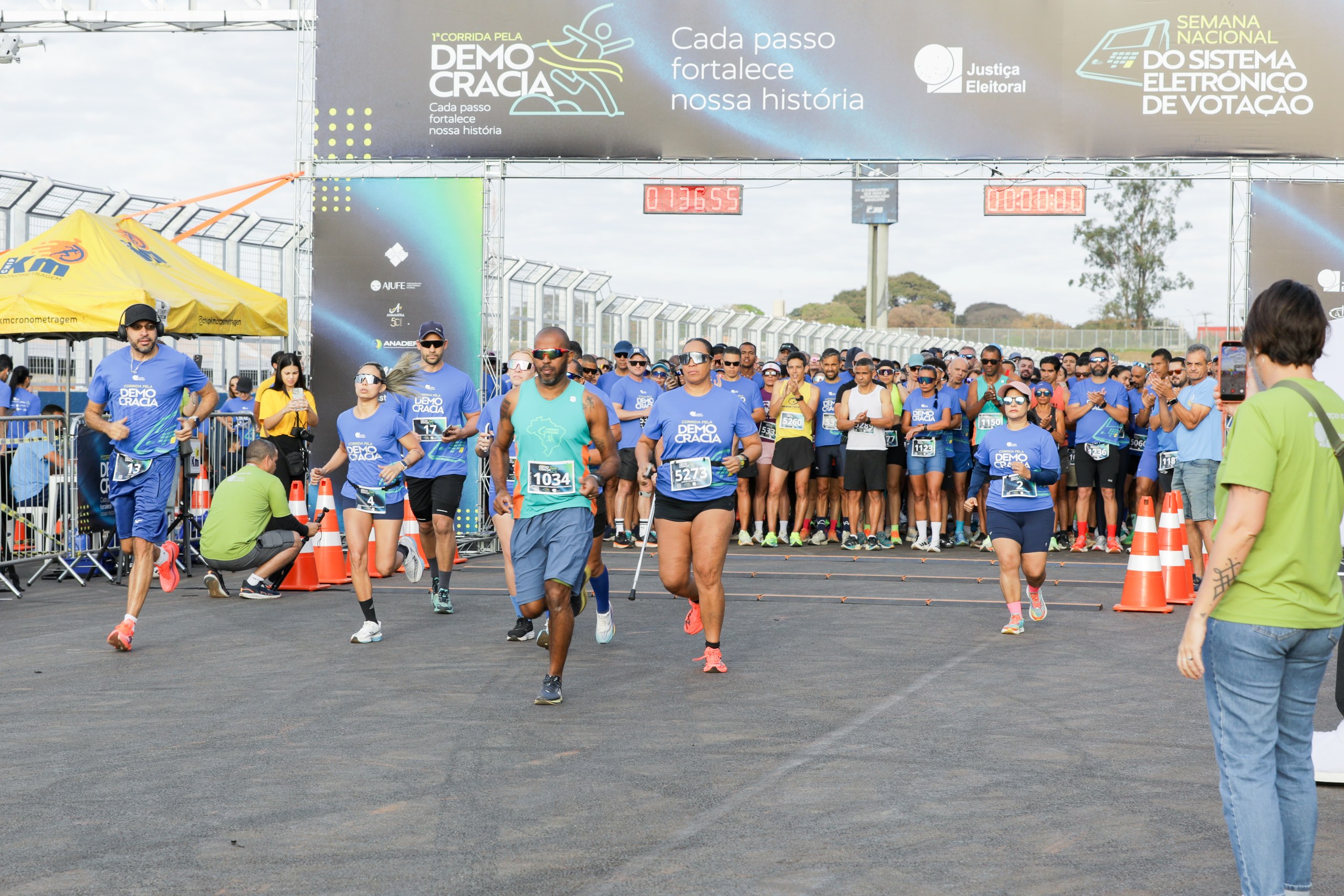 Atletas participam de uma corrida de rua durante a Semana Nacional do Sistema Eletrônico de Votação.