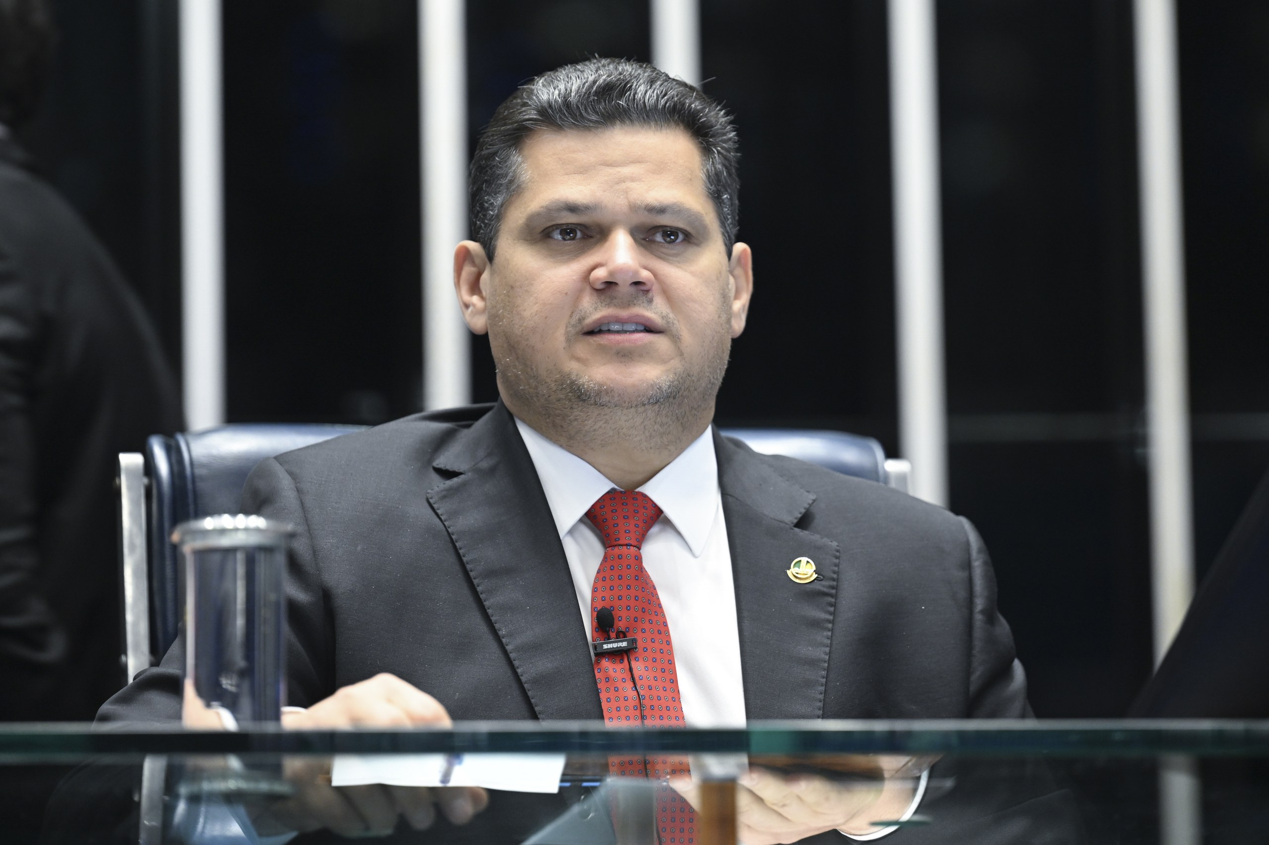 Alcolumbre e ex-banqueiro trocam juras de amor em mensagens