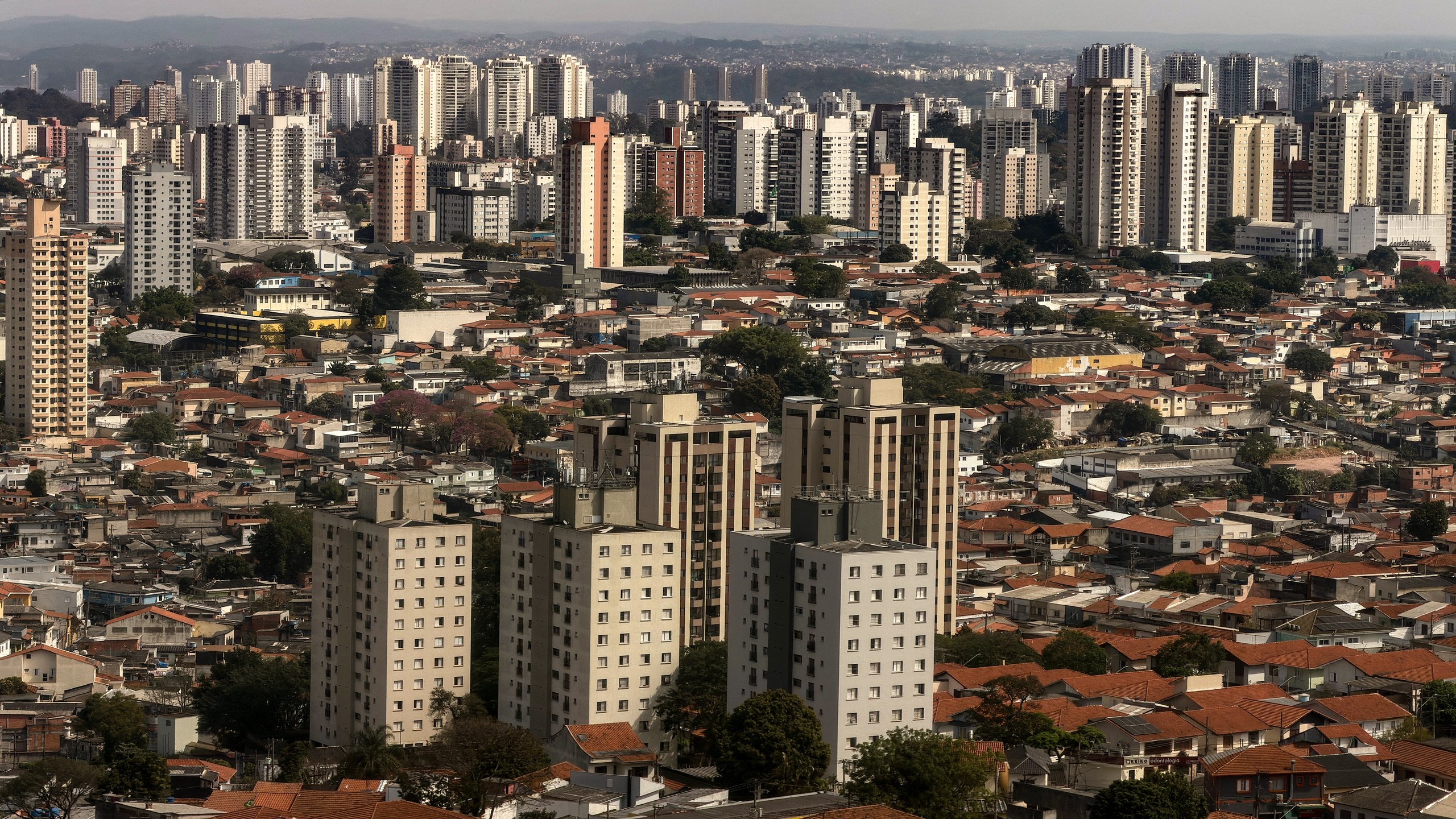 Vista panorâmica de uma área urbana densamente povoada com prédios e casas.