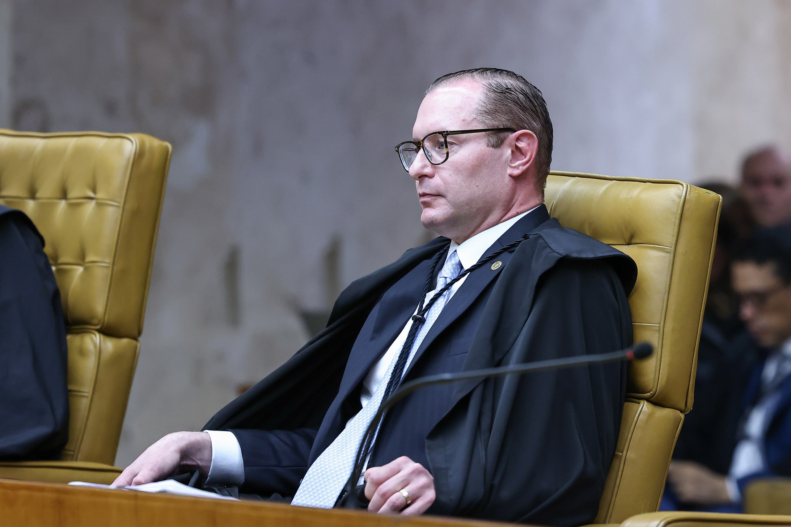 Um magistrado trajando toga preta durante uma sessão em tribunal. Na foto: Cristiano Zanin.