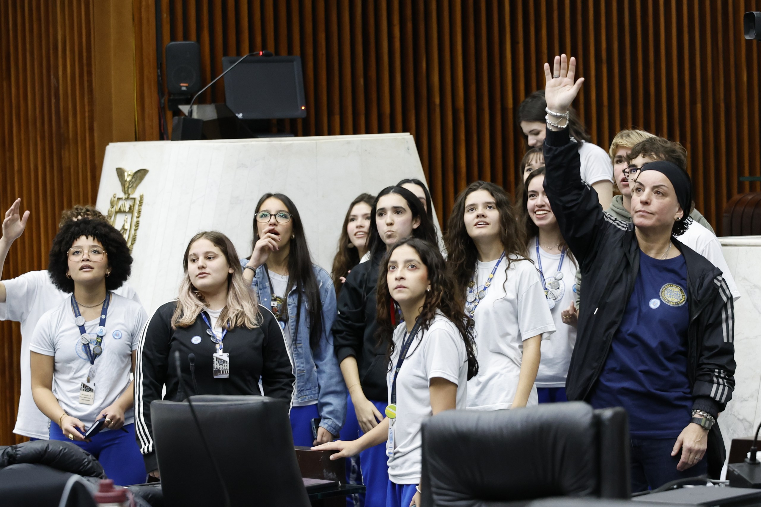 Aleam recebe 27 estudantes para aula de cidadania e política