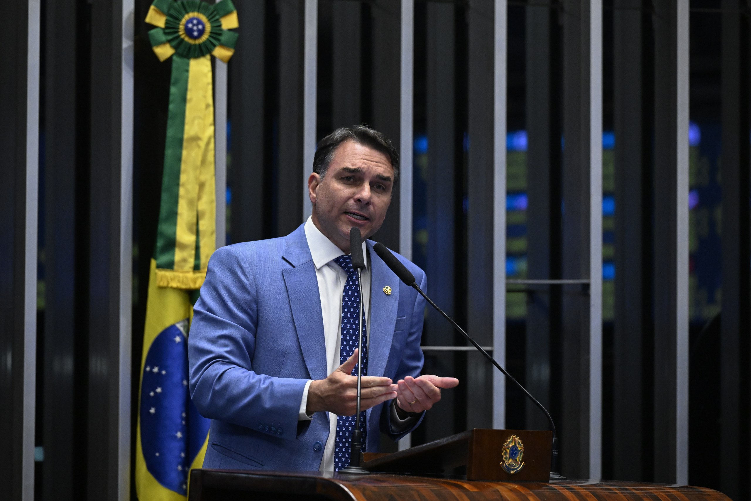 Ministro diz que Flávio Bolsonaro tenta se blindar de tarifas dos EUA