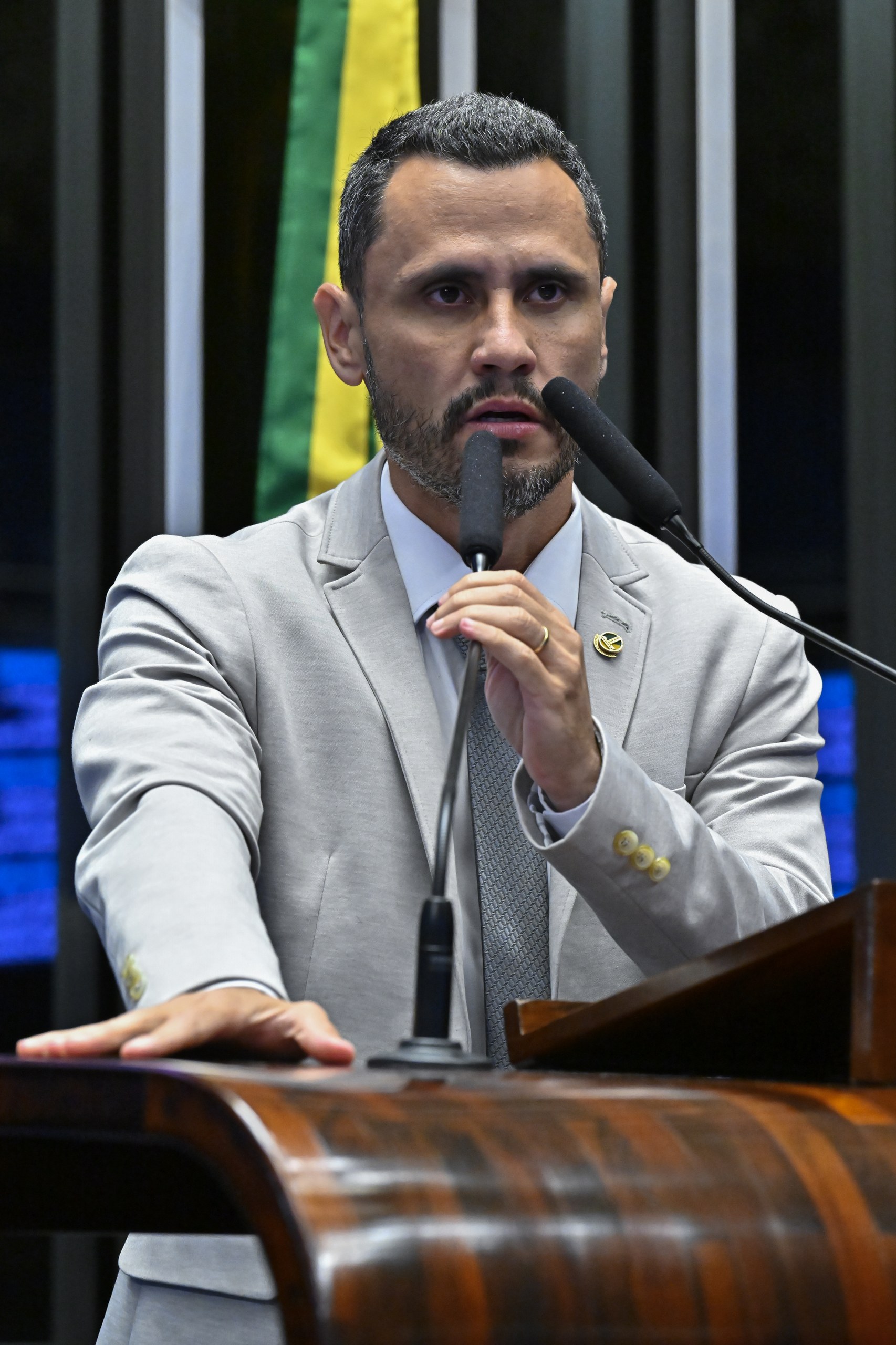 Cleitinho lidera pesquisa Quaest para o governo de MG com 37%