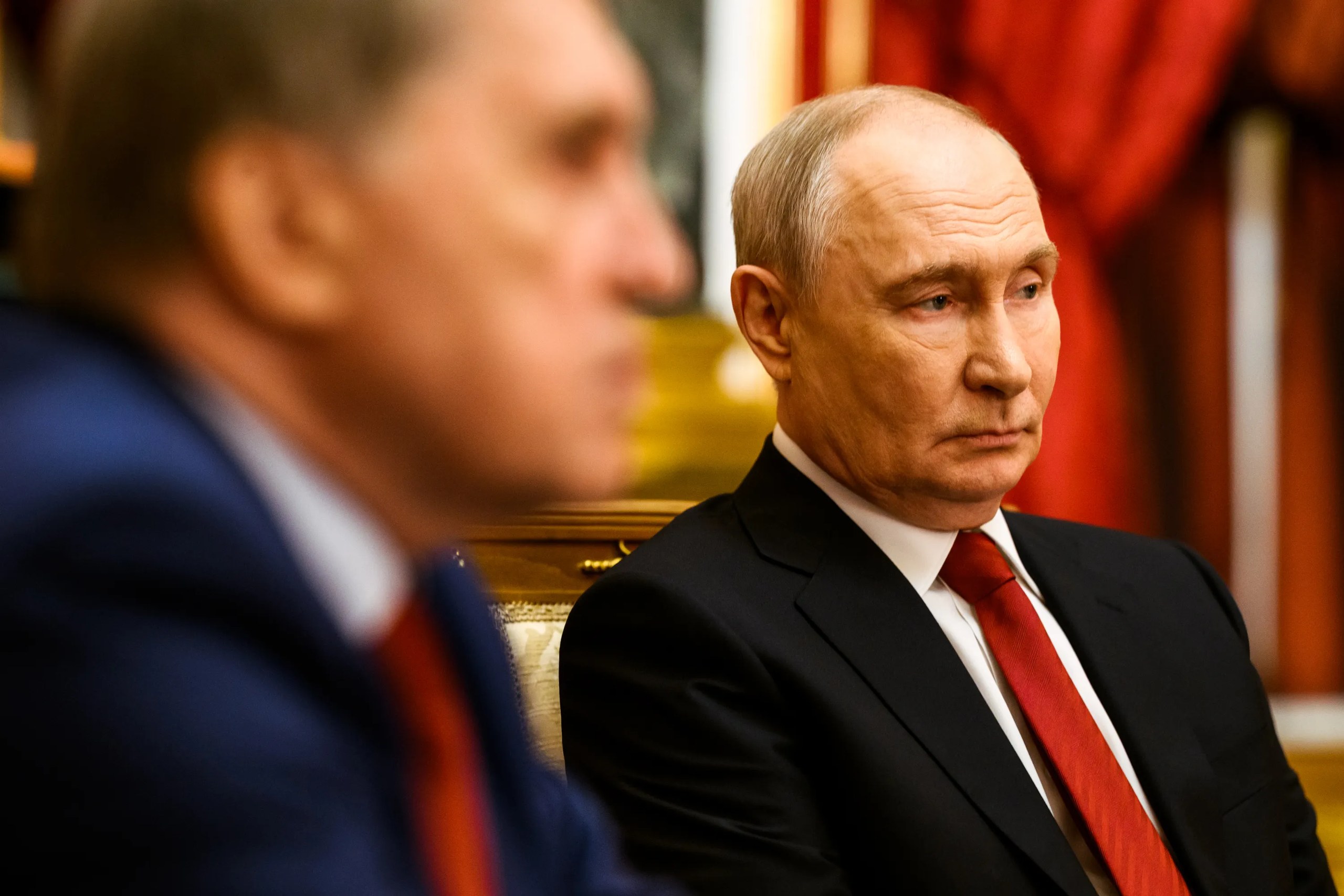 Frota fantasma já escoa 80% do petróleo marítimo da Rússia