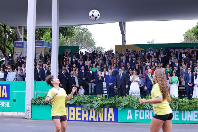 Lei do futebol feminino entra em vigor e limita não profissionais
