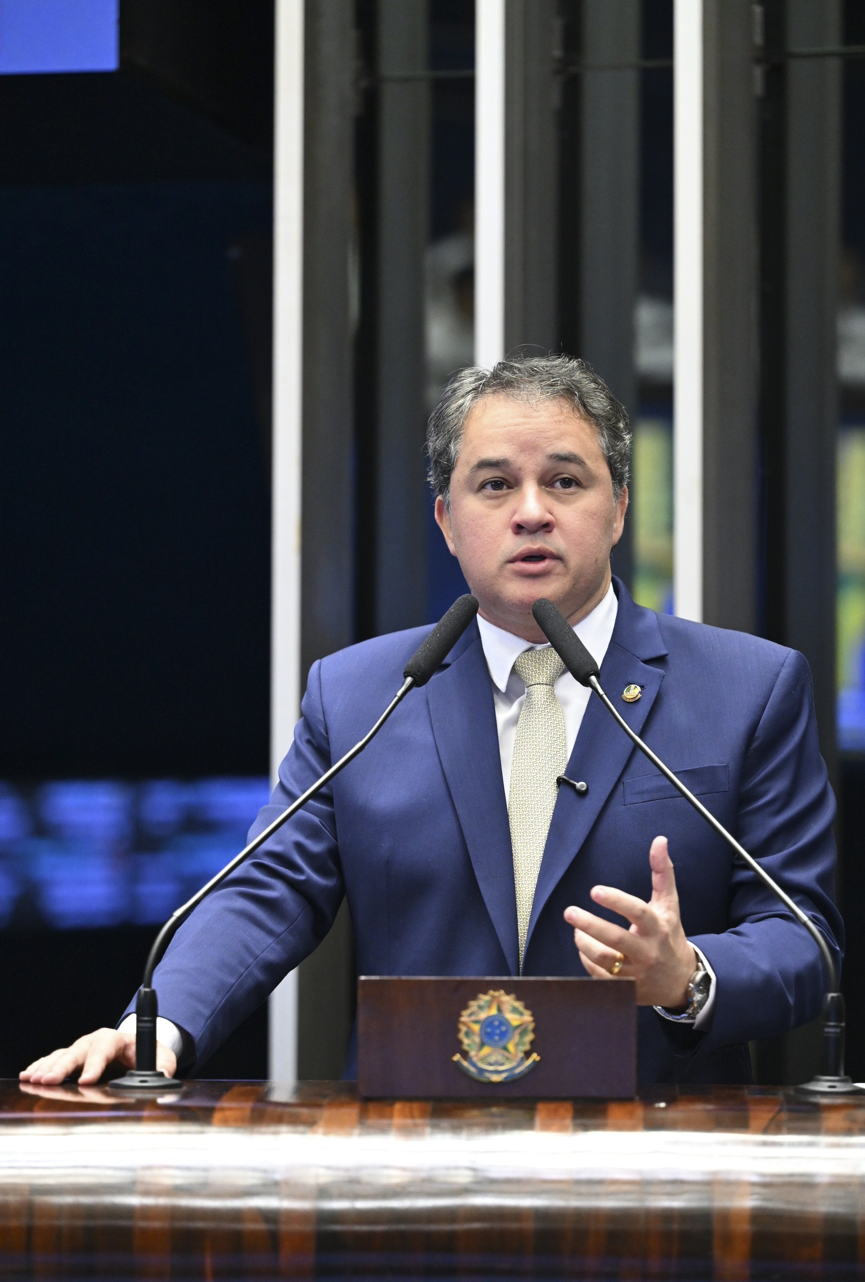 Homem de terno fazendo discurso em púlpito com microfones. Na foto: Efraim Filho.