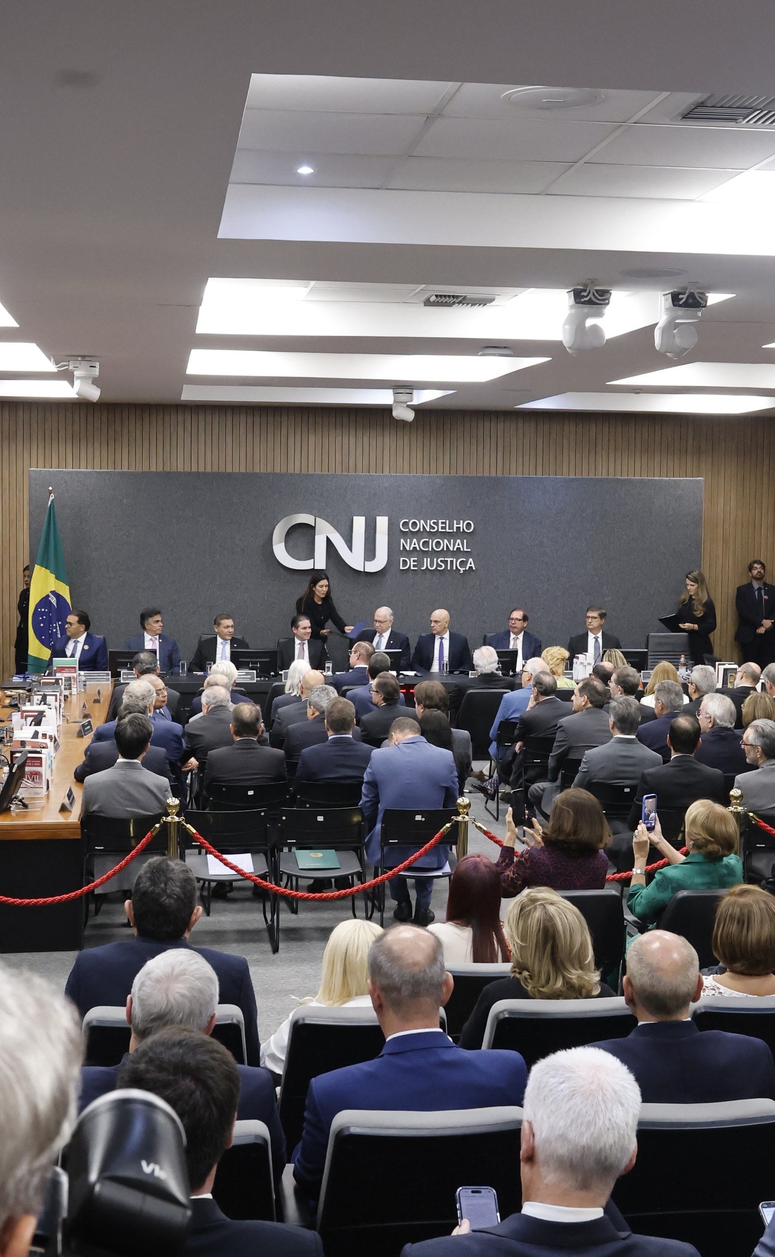 Sessão formal no Conselho Nacional de Justiça (CNJ) com magistrados e público presente.
